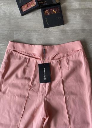 Необычные розовые брюки клеш7 фото