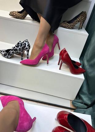 Екслюзивні туфлі лодочки з італійської шкіри та замші жіночі на підборах шпильці нарядні леопард фуксія червоні3 фото