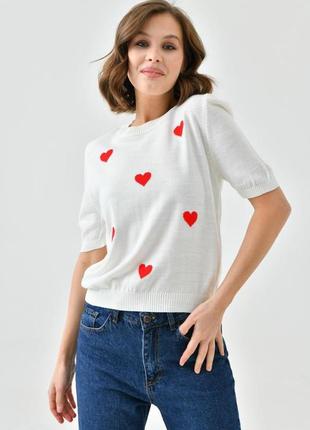 Жіноча трикотажна футболка оверсайз з сердечками біла червона синя стильна якісна1 фото
