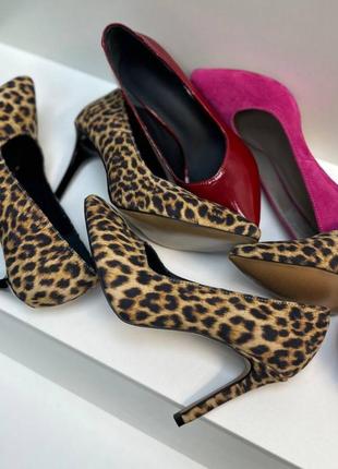 Екслюзивні туфлі лодочки з італійської шкіри та замші жіночі на підборах шпильці нарядні леопард фуксія червоні2 фото