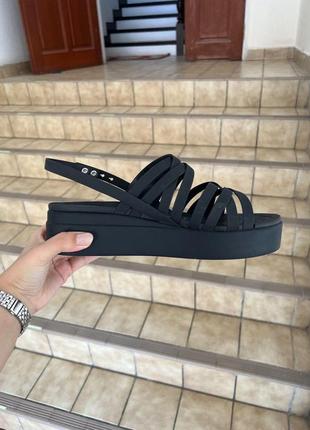 Крокс платформа босоніжки чорні crocs women´s brooklyn strappy low wedge black1 фото