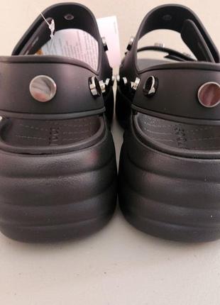 Крокс сандалі платформа чорні з шипами crocs skyline studded sandak black4 фото