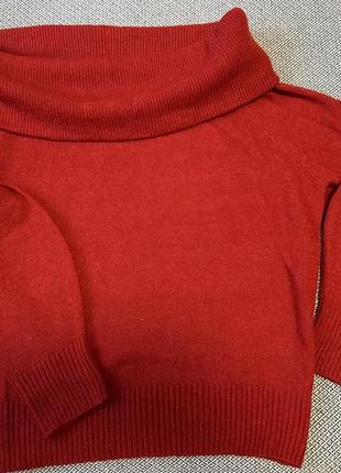 Червоний светр на плечі1 фото