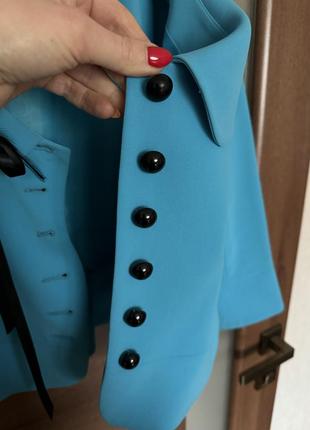 Стильный короткий пиджак блейзер бирюзовый, голубой, с черными пуговицами nelva8 фото
