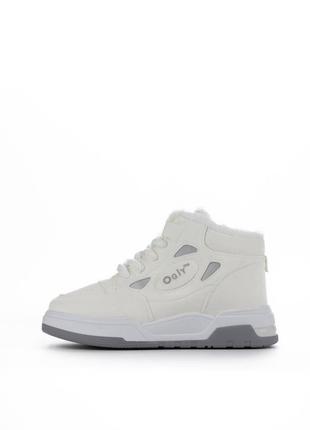 Стильні зимові кросівки білого кольору4 фото