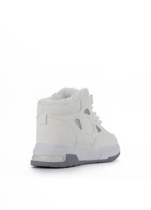 Стильні зимові кросівки білого кольору6 фото