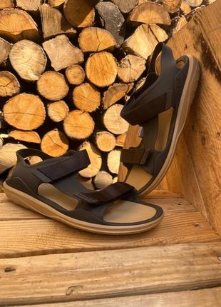 Чоловічі сандалі крокс crocs sandal expeditions espresso1 фото