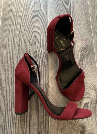 Класичні замшеві босоніжки на каблуку, new look, як туфлі, як сандалі1 фото