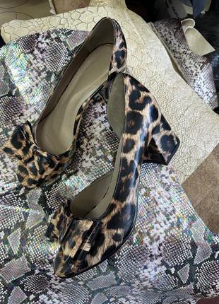 Туфлі з натуральної шкіри під леопарда на зручному каблуку6 фото