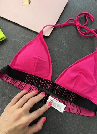 Крутий яскравий рожевий топ з логотипом на резинці calvin klein