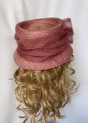 Шляпа розовая пудровая из соломки с бантом англия в стиле королевы елизаветы4 фото