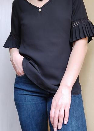 Черная блуза с чокером и декларативными бусинами1 фото