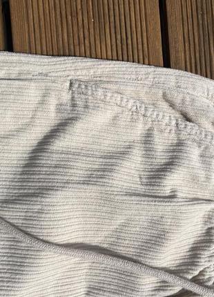 Чоловічі брюки вельветові бренду bershka пісочного кольору.4 фото