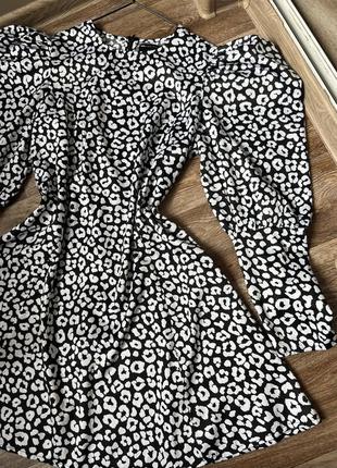 Черно-белое леопардовое платье атласное миди с объемными рукавами фонарики стильное сдержанное свободное 🐆 хл-3хл