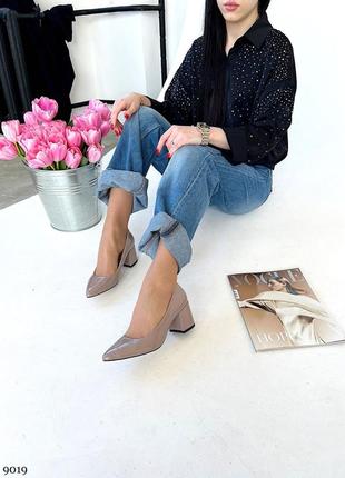 Лакові туфлі на обтяжних підборах