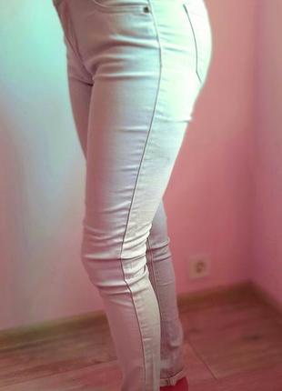 Светло-сиреневые стрейчевые джинсы9 фото