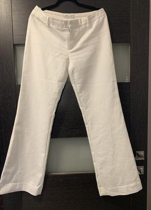 Білі брюки.