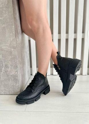 Черные короткие ботинки женские из натуральной кожи на шнурках, размеры от 36 до 412 фото