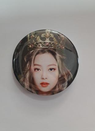 Значок ким дженни black pink блек пинк 56 мм