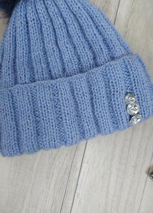 Женская шапка вязаная теплая с отворотом с меховым помпоном со стразами голубая размер 56-572 фото