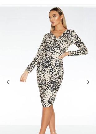 Плотное качественное платье с леопардовым принтом и драпировкой quiz
