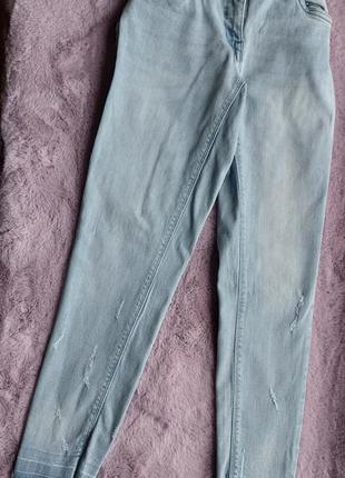 Светлые джинсы скинни с имитацией потертостей2 фото