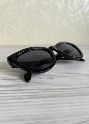 Сонцезахисні окуляри в чорній оправі та з чорним склом2 фото