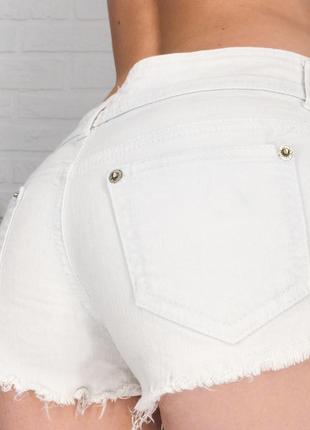 Короткі джинсові шорти на стегнах3 фото