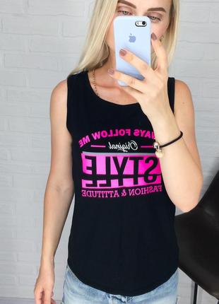 Чёрная майка с яркой розовой надписью