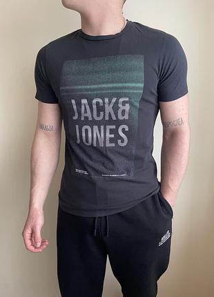 Черная футболка jack jones core с большим принтом, джек джонс, принт, темно серая, приталенная