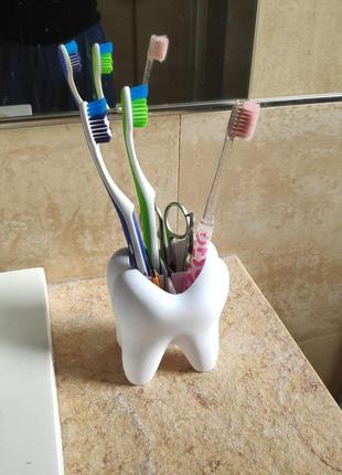 Держатель-подставка для зубных щеток.