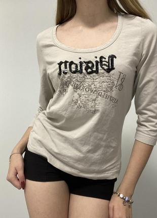 Бежевий лонгслів із чорним принтом y2k