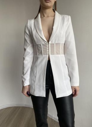 Стильный пиджак со вставками из сеточки напоминает корсет1 фото