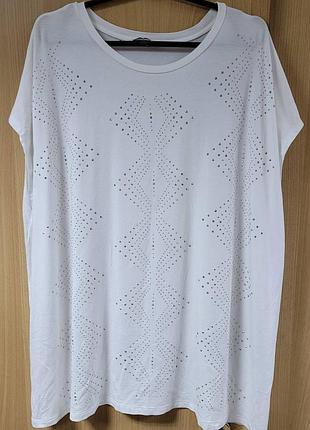 Футболка с декором.