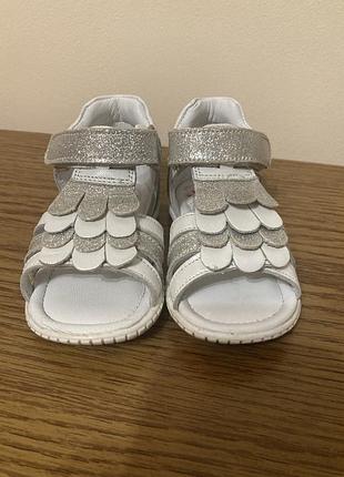 Босоніжки новенькі