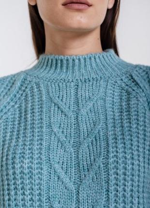 Женский свитер крупной вязки с косичкой спереди4 фото