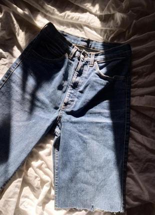 Базові трендові сині джинсові шорти, подовжені, бермуди, довгі, з необробленим краєм, на високій посадці mustang2 фото