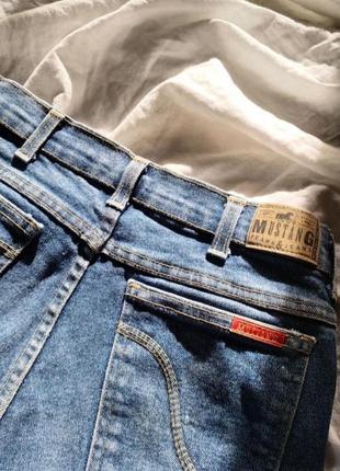 Базові трендові сині джинсові шорти, подовжені, бермуди, довгі, з необробленим краєм, на високій посадці mustang1 фото