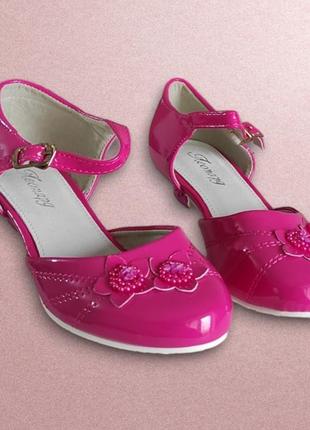 Красивые малиновые, розовые лаковые туфли на каблуках  для девочки  под платье