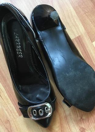 Туфли чёрные лаковые на каблуке5 фото