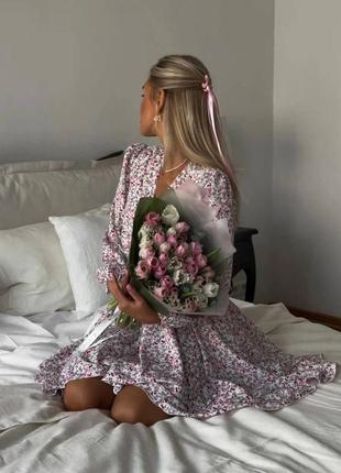 Неймовірно жіночна сукня з квітковим принтом на запах коротка приталена спідниця вільного крою з рукавами ліхтариками3 фото