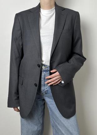 Сірий піджак з чоловічого гардеробу