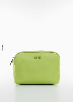 В містка косметичка. mango