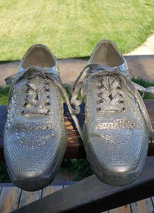 Кроссовки со стразами