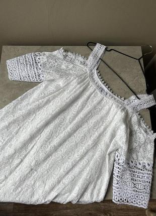 Белое платье с оборкой и вышивкой нарядное с коротким рукавом с подкладкой ажурное👗8 фото