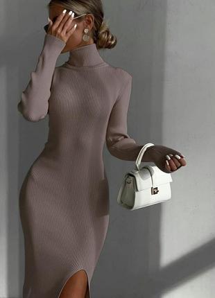 Сукня міді в рубчик з розрізом по ніжці приталена з довгими рукавами високим коміром під горло плаття стильна базова чорна бежева коричнева8 фото