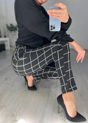Класичні жіночі брюки у клітинку

тканина кашемір
м'який теплий приємний до тіла матеріал3 фото