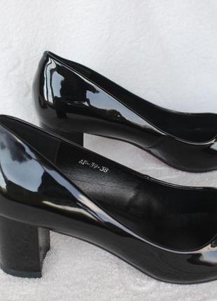 Лаковані туфлі 36, 38 розміру