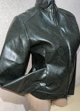 Кожаная куртка мотокуртка байкерская змеиный принт питон