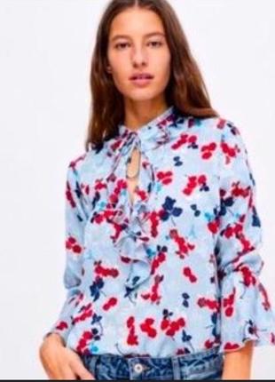 Zara блуз блуза в цветы голубую с рюшами в виде h&m